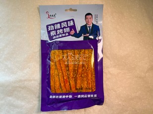 Снеки к пиву: Мучные полоски ФИОЛЕТОВЫЕ со вкусом острых куриных крылышек 76 гр