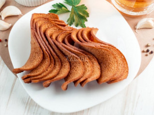 Деревенские гренки с чесноком: Ресторанные гренки с сметаной и зеленью